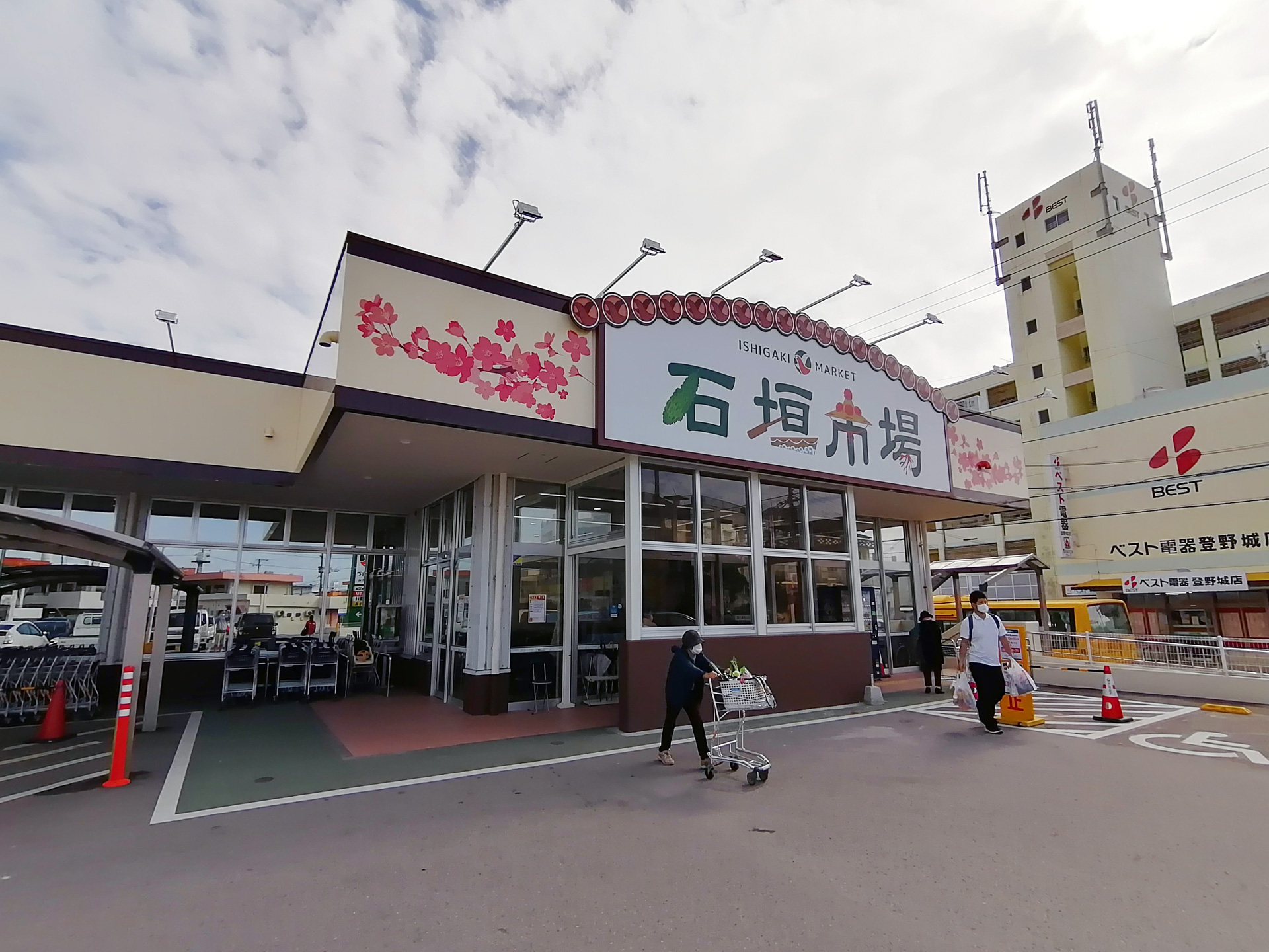 タウンプラザかねひで石垣市場外観