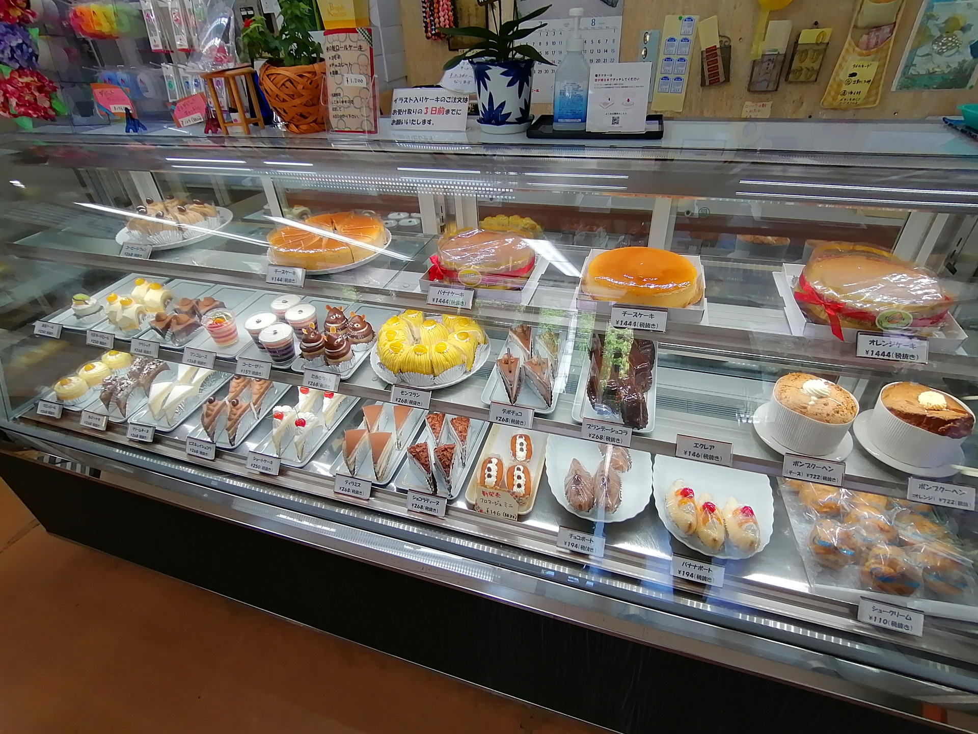 石垣島南京堂のケーキのショーケース