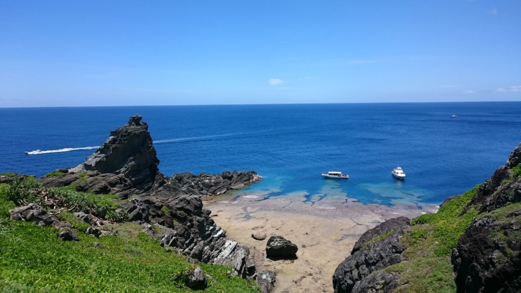 石垣島御神埼灯台下の崖