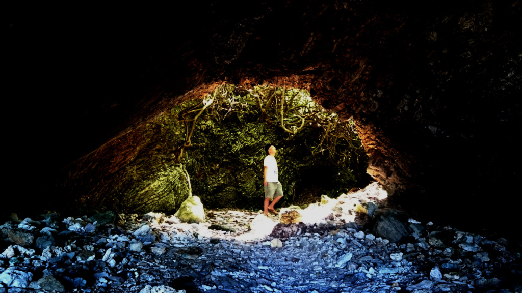 琉球観音埼灯台下の秘密の洞窟