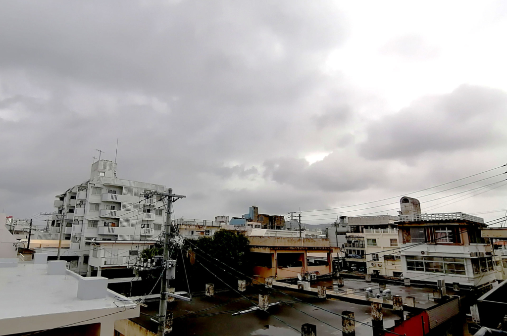 梅雨空