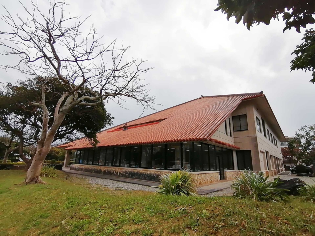 石垣市立図書館