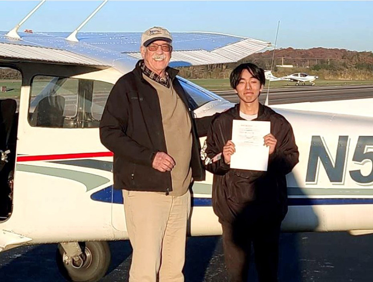 飛行機免許取得した安里駿祐さん