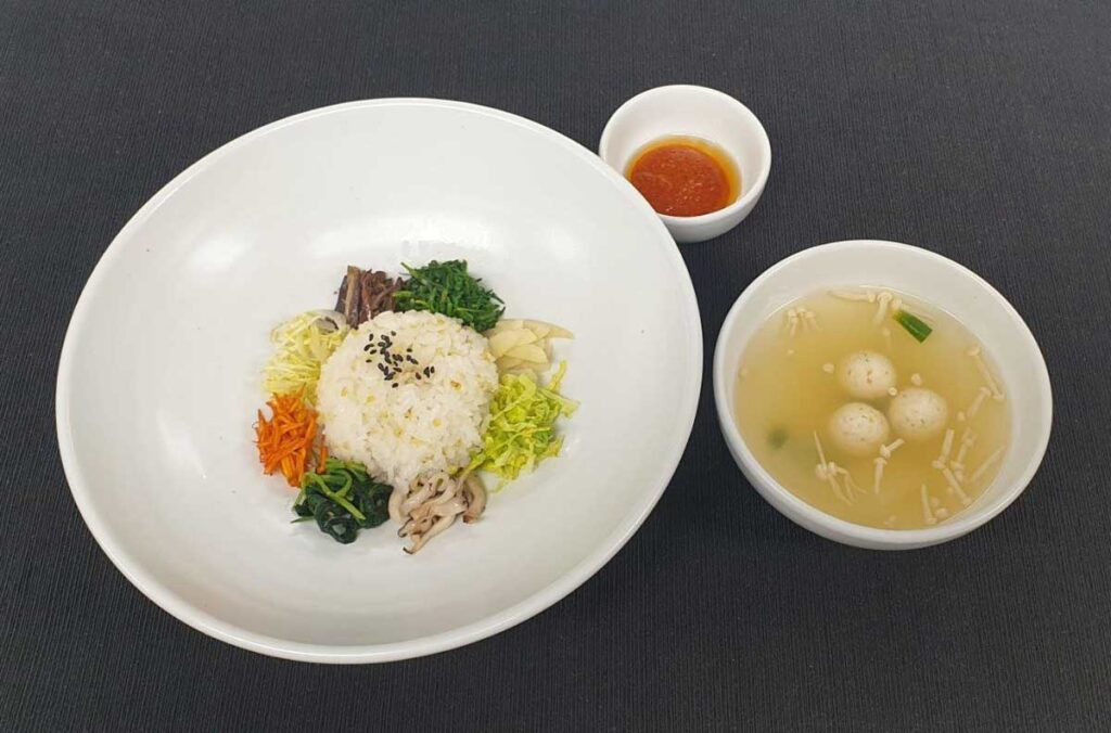 八道の山菜ビビンバと豆腐団子のスープ