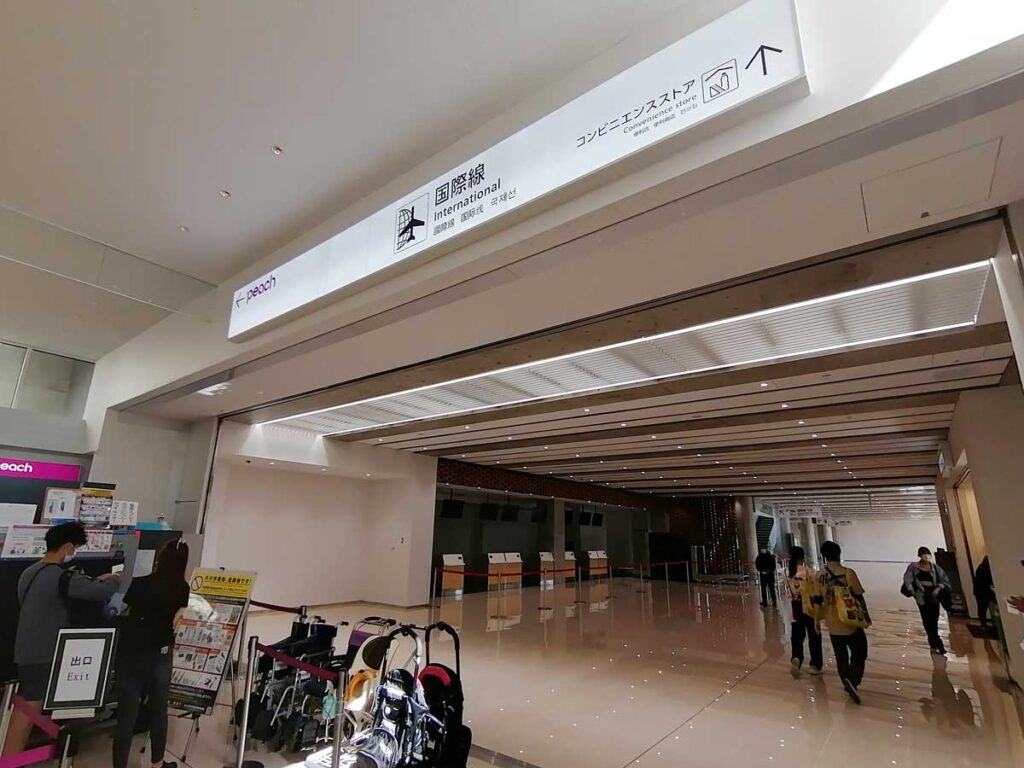 石垣空港国内線ターミナルと国際線ターミナルの接続部