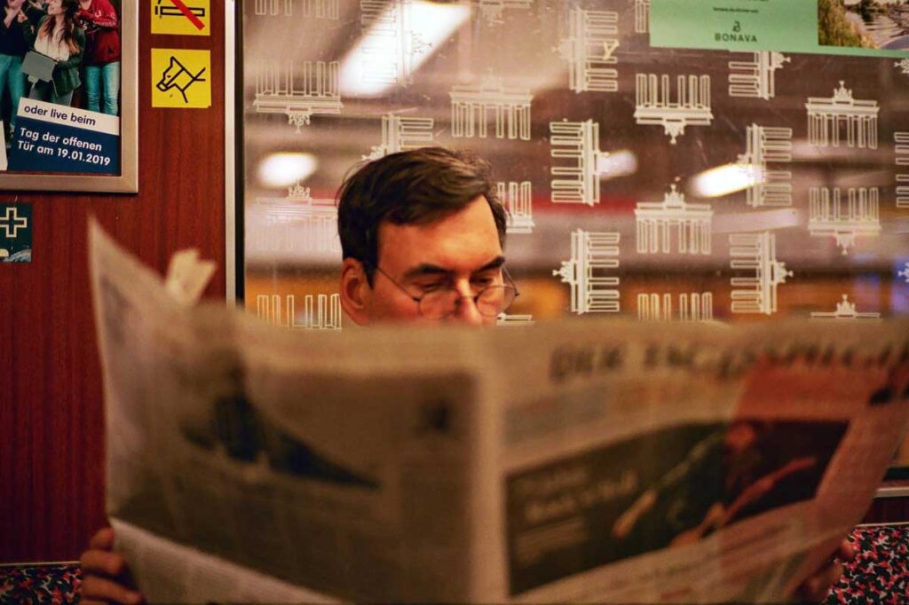 新聞を読む人