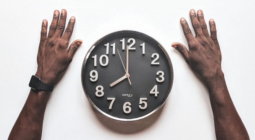 時計と黒人の両手
