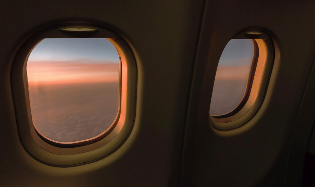 飛行機の窓から夕焼け