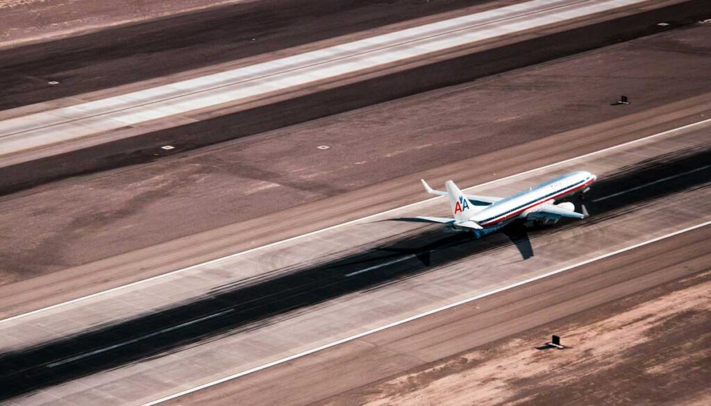 着陸した飛行機