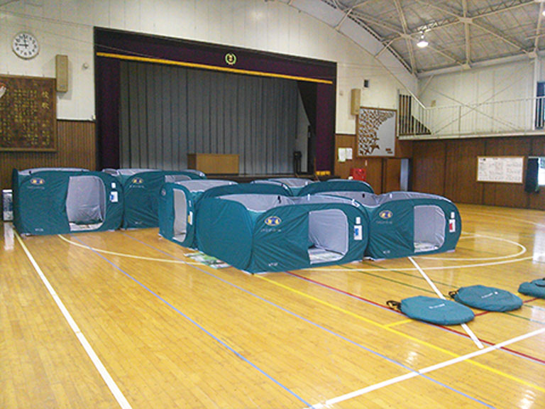 体育館の避難所仮設テント