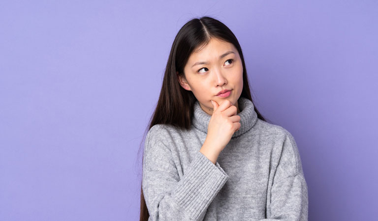 考える女性