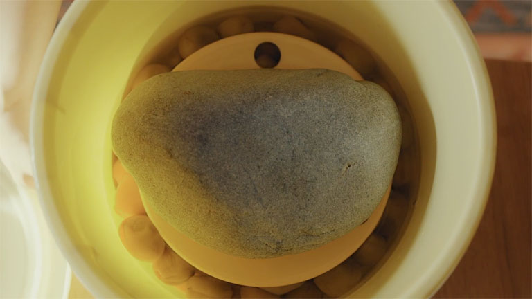 文太が四季にプレゼントした漬物石