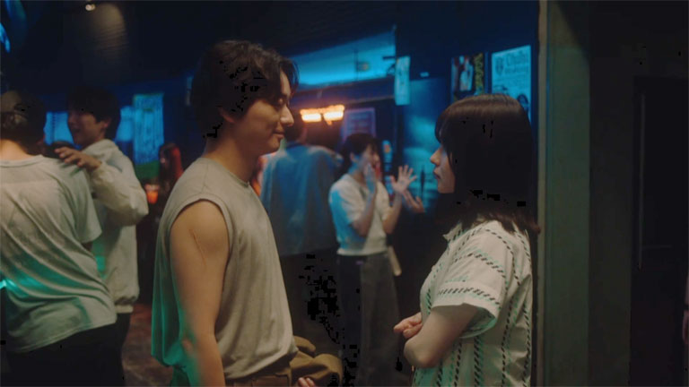 ライブハウスで偶然出会った水町と折田