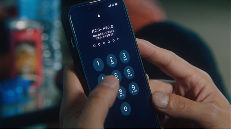 折田のスマートフォンを拾った都成