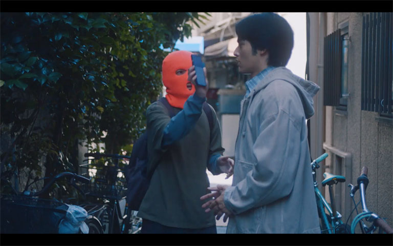 街中でクルミを見つけた都成は、シイの居場所のヒントとなる情報を得る