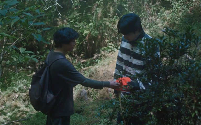 オレンジ色の目出し帽を都成に託すクルミ