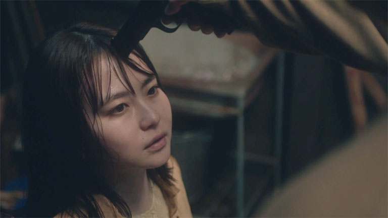 16年前に父親が命を奪われた時の話を折田から聞く水町