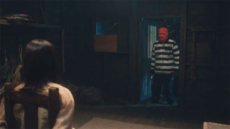 水町を助けに山小屋にやって来た都成