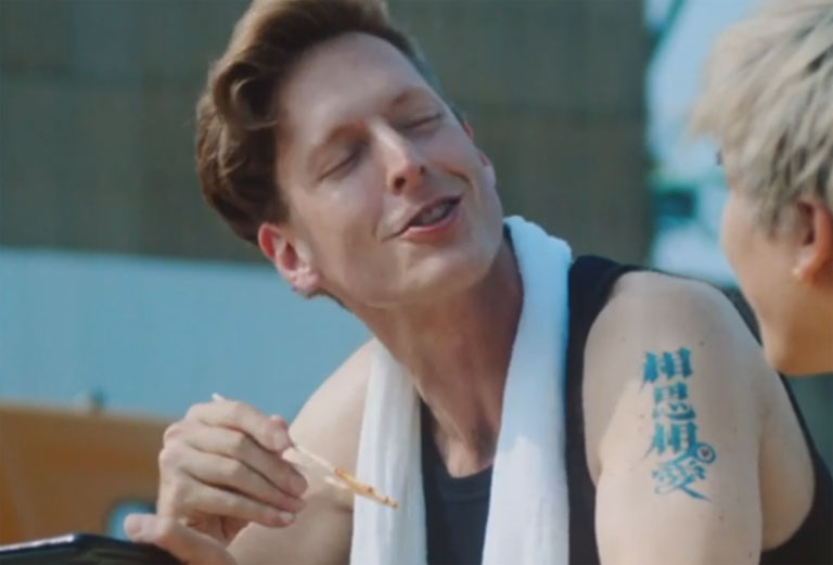 都成が和服女性に勧めたタトゥー「相思相愛」をアレックスが腕に入れる