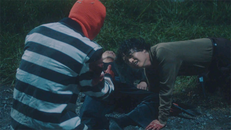 瀕死の折田からシナントロープ強盗事件の真相を聞かされる都成