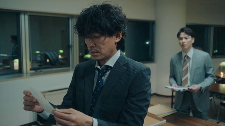 被害者の日下春臣は大学時代の親友だったと同僚に打ち明ける佐伯刑事