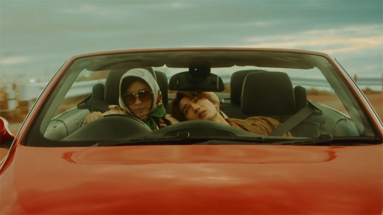 日下怜治を抱き寄せる冬木こずえ