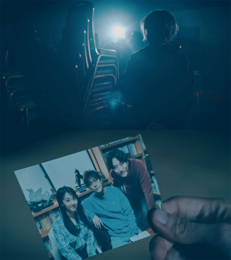 妻・京子の大学時代の写真を見つめる航一郎