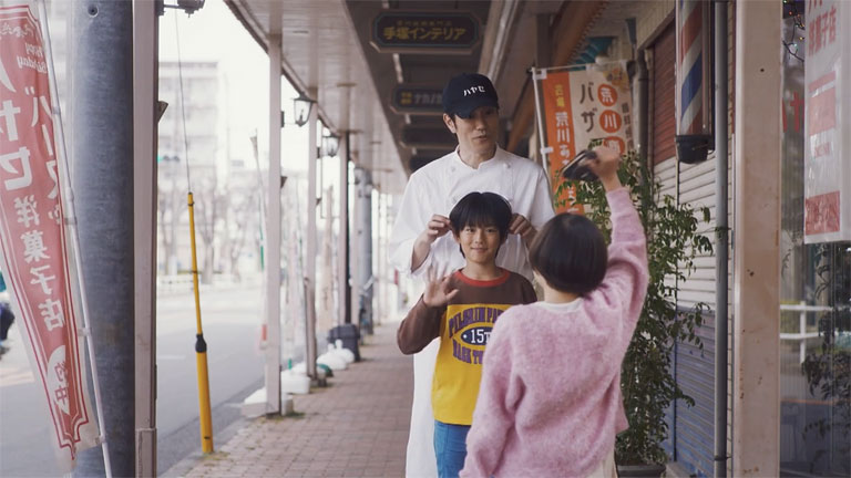 息子・拓海の両耳を引っ張って愛情表現する早瀬陸