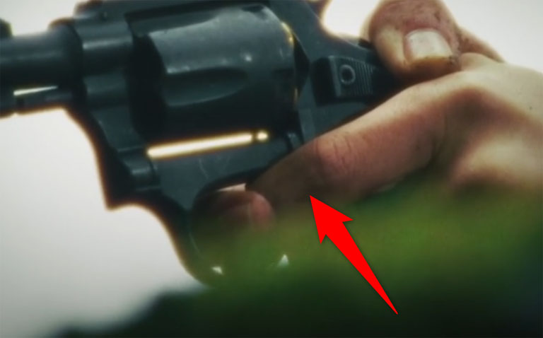 拳銃を発射したのは左利きの人物