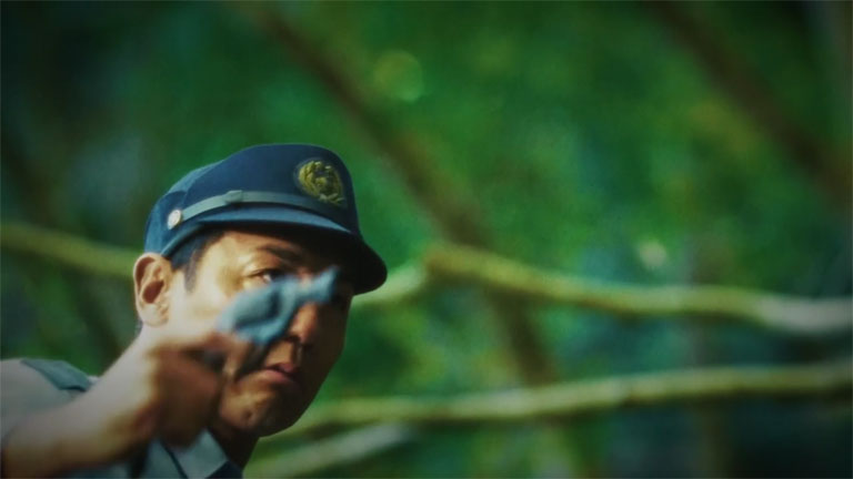 右手に拳銃を握る清原和雄巡査長