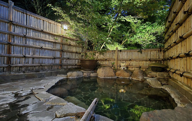 「ますや旅館」男性用露天風呂