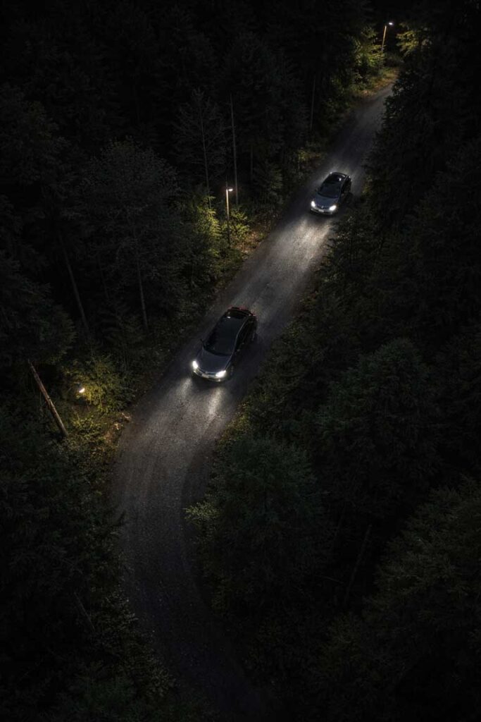 田舎道の深夜の尾行はバレバレ