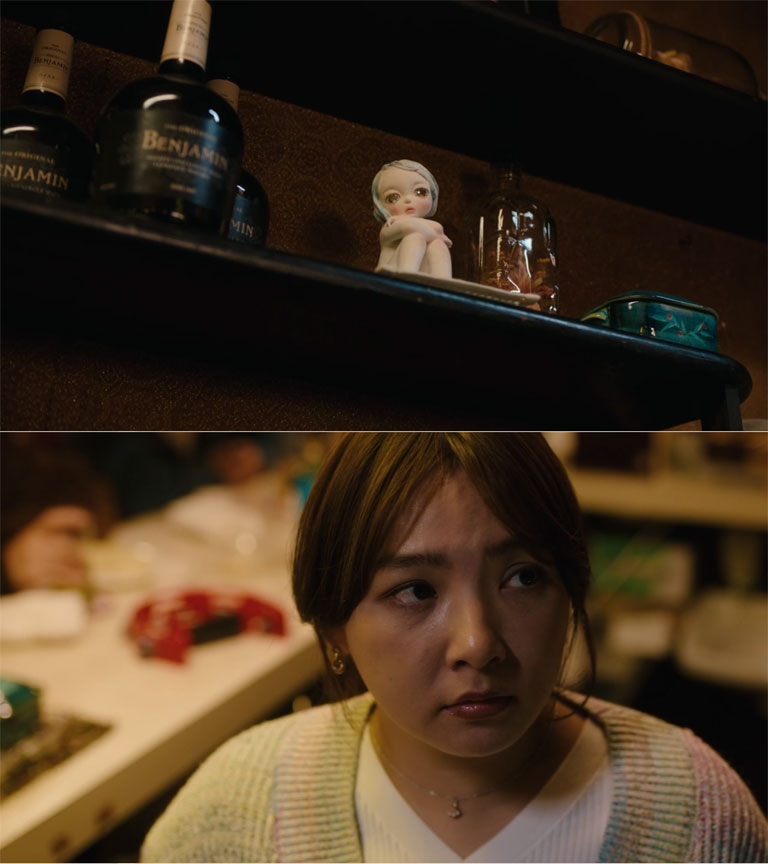 月岡あかりが大切にしている人形と目を合わせるシーン